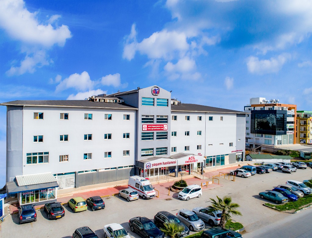 Außenansicht des Magusa Yasam Hospital in Famagusta